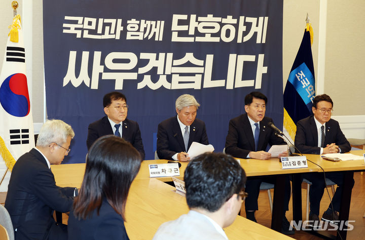 [서울=뉴시스] 고승민 기자 = 김준형 조국혁신당 당대표 권한대행이 11일 서울 여의도 국회에서 열린 조국혁신당 최고위원회의에서 발언하고 있다. 2024.07.11. kkssmm99@newsis.com