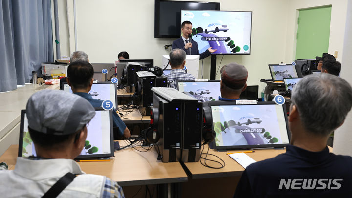 [인천=뉴시스] 전진환 기자 = 인천 남동구 도로교통공단 인천운전면허시험장에서 고령운전자들이 교통안전교육을 받는 모습. 2024.07.11. amin2@newsis.com