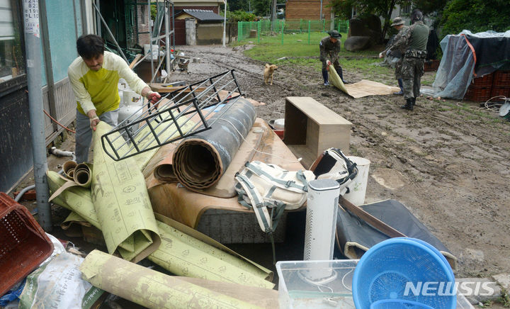 [완주=뉴시스] 김얼 기자 = 11일 집중호우로 인해 피해를 입은 전북 완주군 운주면에서 시민들이 피해 복구를 위해 분주하게 움직이고 있다. 2024.07.11. pmkeul@newsis.com