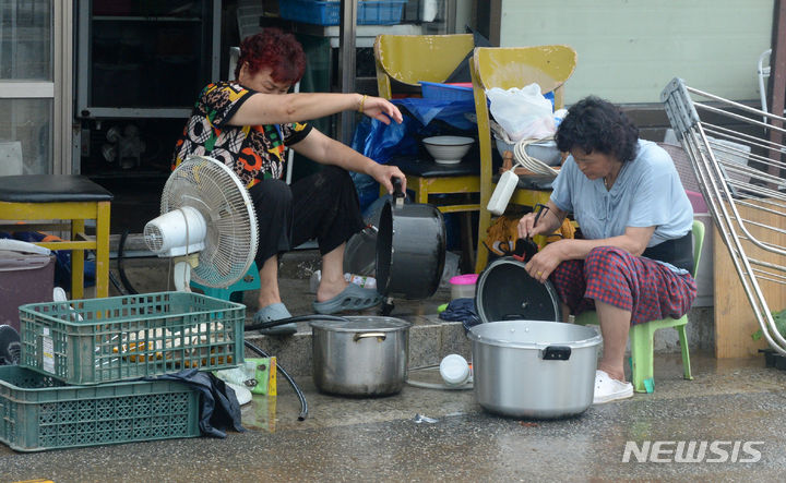 [완주=뉴시스] 김얼 기자 = 11일 집중호우로 인해 피해를 입은 전북 완주군 운주면에서 시민들이 피해 복구를 위해 분주하게 움직이고 있다. 2024.07.11. pmkeul@newsis.com