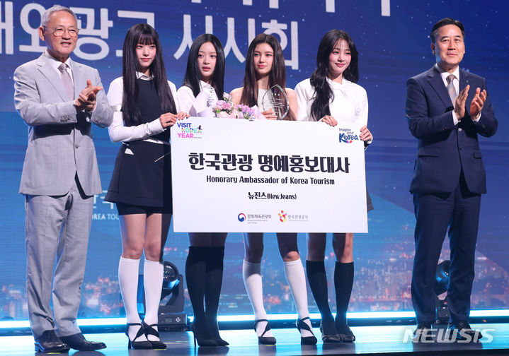 [서울=뉴시스] 추상철 기자 = 유인촌 문화체육관광부 장관이 11일 오전 서울 용산구 그랜드 하얏트 서울 그랜드볼룸에서 열린 '2024 한국 관광 명예홍보대사 위촉식'에서 명예홍보대사인 그룹 뉴진스에게 위촉패를 전달한 후 기념촬영을 하고 있다. 왼쪽부터 유 장관, 해린, 하니, 다니엘, 민지, 서영충 한국관광공사 사장직무대행. 2024.07.11. scchoo@newsis.com