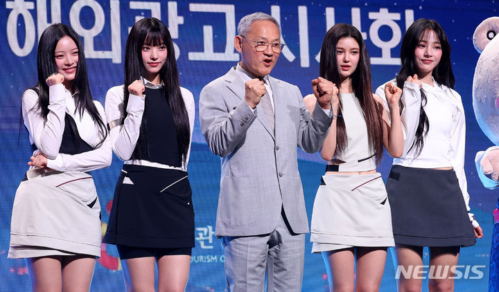 [서울=뉴시스] 추상철 기자 = 유인촌 문화체육관광부 장관이 11일 오전 서울 용산구 그랜드 하얏트 서울 그랜드볼룸에서 열린 '2024 한국 관광 명예홍보대사 위촉식'에서 명예홍보대사인 그룹 뉴진스 멤버들과 함께 기념촬영을 하고 있다. 왼쪽부터 하니, 해린, 유 장관, 다니엘, 민지. 2024.07.11. scchoo@newsis.com