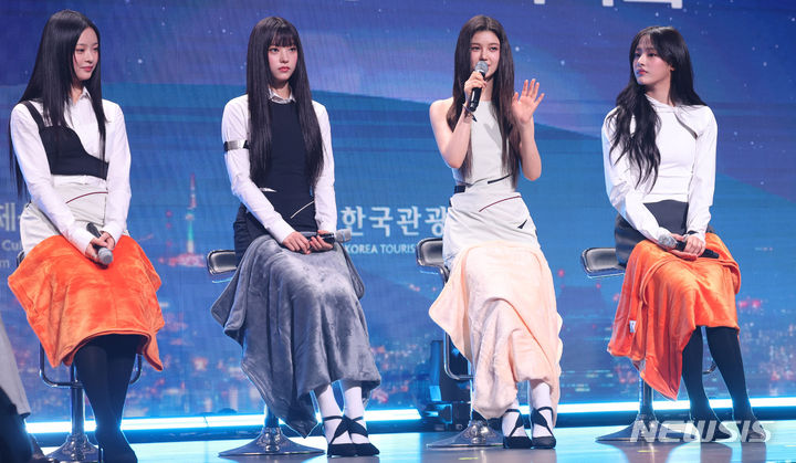 [서울=뉴시스] 추상철 기자 = 그룹 뉴진스(왼쪽부터 하니, 해린, 다니엘, 민지)가 11일 오전 서울 용산구 그랜드 하얏트 서울 그랜드볼룸에서 열린 '2024 한국 관광 명예홍보대사 위촉식'에서 소감을 밝히고 있다. 2024.07.11. scchoo@newsis.com