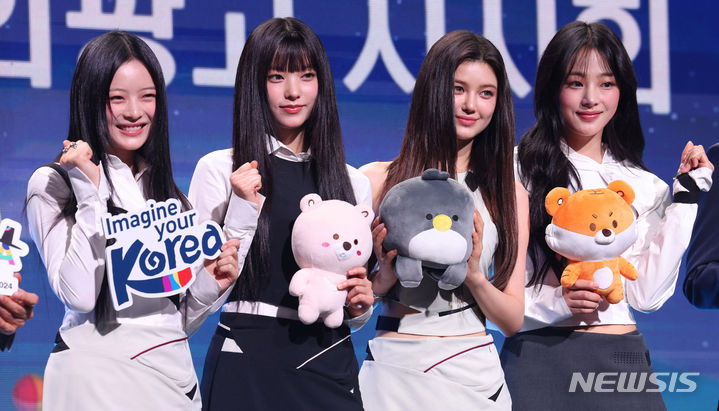 [서울=뉴시스] 추상철 기자 = 그룹 뉴진스(왼쪽부터 하니, 해린, 다니엘, 민지)가 11일 오전 서울 용산구 그랜드 하얏트 서울 그랜드볼룸에서 열린 '2024 한국 관광 명예홍보대사 위촉식'에서 기념촬영을 하고 있다. 2024.07.11. scchoo@newsis.com