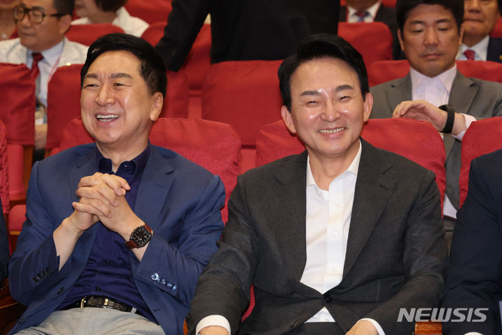 [서울=뉴시스] 권창회 기자 = 원희룡 국민의힘 당 대표 후보와 김기현 의원이 11일 오전 서울 여의도 국회 의원회관에서 열린 투게더포럼에서 미소를 짓고 있다. 2024.07.11. kch0523@newsis.com