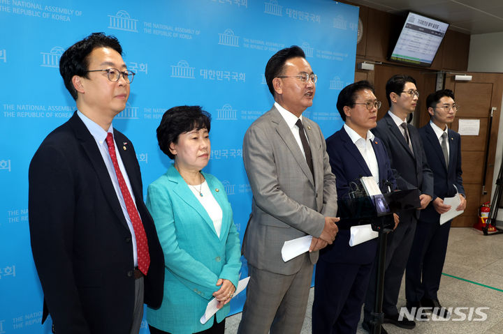 [서울=뉴시스] 조성봉 기자= 국민의힘 법제사법위원회 간사인 유상범(왼쪽 세 번째) 의원이 11일 오전 서울 여의도 국회 소통관에서 ‘법치주의 훼손·삼권분립 유린 자행하는 민주당 규탄’ 기자회견을 마치고 취재진의 질문에 답변하고 있다. 2024.07.11. suncho21@newsis.com