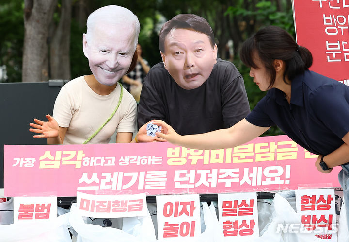 [서울=뉴시스] 김근수 기자 = 겨레하나 회원들이 11일 서울 종로구 광화문광장에서 한미 주한미군 방위비분담금 대폭 삭감을 요구하는 퍼포먼스를 하고 있다. 2024.07.11. ks@newsis.com