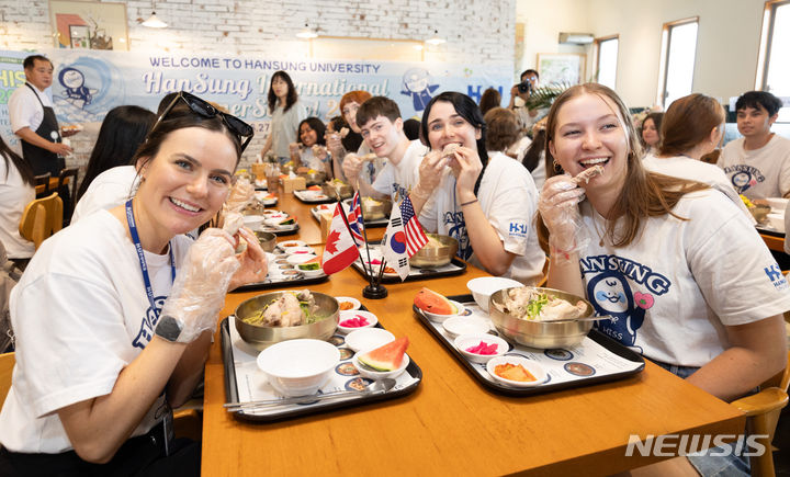 [서울=뉴시스] 황준선 기자 = 초복을 나흘 앞둔 11일 오전 서울 성북구 한성대학교에서 한성대 국제여름학교 참가 외국인 학생들이 삼계탕을 먹고 있다. 2024.07.11. hwang@newsis.com