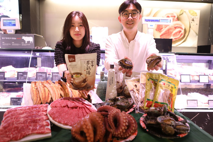 롯데백화점 광주점이 초복을 앞두고 12일부터 25일까지 지하 1층 식품매장에서 복달임 인기 상품전을 진행한다. (사진=롯데백화점 광주점 제공) photo@newsis.com *재판매 및 DB 금지