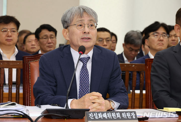 [서울=뉴시스] 조성우 기자 = 김광동 진실화해위원회 위원장이 지난달 11일 서울 여의도 국회에서 열린 행정안전위원회 전체회의에서 의원 질의에 답변하고 있다. 2024.07.11. xconfind@newsis.com