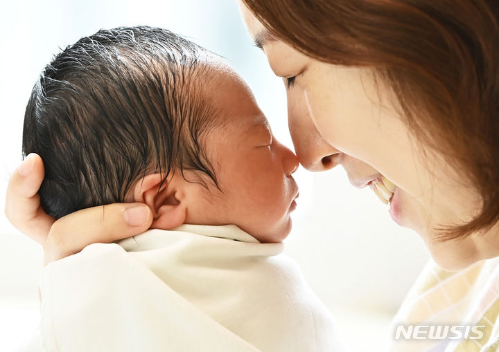 [수원=뉴시스] 김종택 기자 = 세계 인구의 날인 11일 경기도 수원시 쉬즈메디 병원에서 한 산모가 아기를 돌보고 있다.   세계 인구의 날은 전 세계 인구가 50억 명이 넘은 것을 기념하고 인구문제 관심을 높이기 위해 1989년 UN개발계획(UNDP)이 제정한 기념일이다. 2024.07.11. jtk@newsis.com