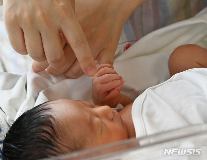 [수원=뉴시스] 김종택 기자 = 세계 인구의 날인 11일 경기도 수원시 쉬즈메디 병원에서 한 산모가 아기를 돌보고 있다.   세계 인구의 날은 전 세계 인구가 50억 명이 넘은 것을 기념하고 인구문제 관심을 높이기 위해 1989년 UN개발계획(UNDP)이 제정한 기념일이다. 2024.07.11. jtk@newsis.com