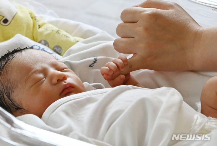 [수원=뉴시스] 김종택 기자 = 세계 인구의 날인 11일 경기도 수원시 쉬즈메디 병원에서 한 산모가 아기를 돌보고 있다. 2024.07.11. jtk@newsis.com