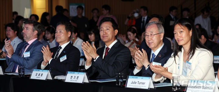 [서울=뉴시스] 이영환 기자 = 오세훈 서울시장이 11일 오후 서울 중구 서울시청에서 열린 2024 북한인권 서울포럼에 참석해 박수를 보내고 있다. 왼쪽부터 제임스 히넌 서울 UN인권사무소장, 김영호 통일부 장관, 오 시장, 반기문 전 UN 사무총장, 줄리 터너 미국 국무부 북한인권특사. 2024.07.11. 20hwan@newsis.com