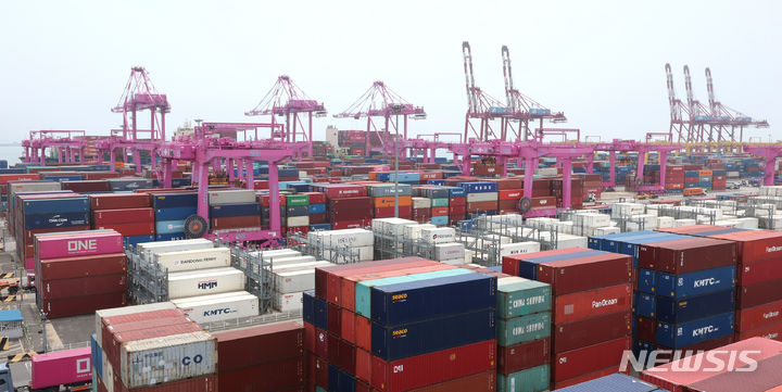 [인천=뉴시스] 전진환 기자 = 11일 관세청에 따르면 지난 1~10일 수출은 전년 동기 대비 33.8% 증가한 177억 달러, 수입은 26.7% 증가한 197억 달러로 집계됐다. 무역수지는 이 기간 19억5500만 달러 적자를 보였지만 연간 누계는 210억9900만 달러 흑자를 기록 중이다. 이날 인천 연수구 인천신항 컨테이너 터미널에 컨테이너가 쌓여 있다.&nbsp; 2024.07.11. amin2@newsis.com