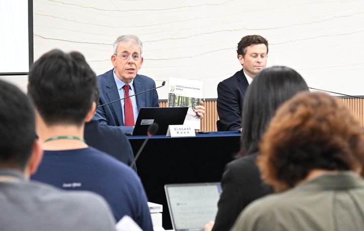 [서울=뉴시스] 빈센트 코엔 OECD 국가분석실장이 11일 세종시 정부세종청사에서 OECD(경제협력개발기구) 2024 한국경제보고서 발표 언론브리핑을 하고 있다. 오른쪽은 욘 파렐리우센 OECD 한국경제담당관. (사진=기획재정부 제공) 2024.07.11. photo@newsis.com *재판매 및 DB 금지