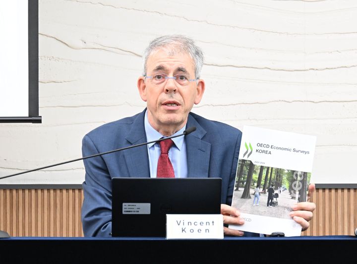 [서울=뉴시스] 빈센트 코엔 OECD 국가분석실장이 11일 세종시 정부세종청사에서 OECD(경제협력개발기구) 2024 한국경제보고서 발표 언론브리핑을 하고 있다. (사진=기획재정부 제공) 2024.07.11. photo@newsis.com *재판매 및 DB 금지