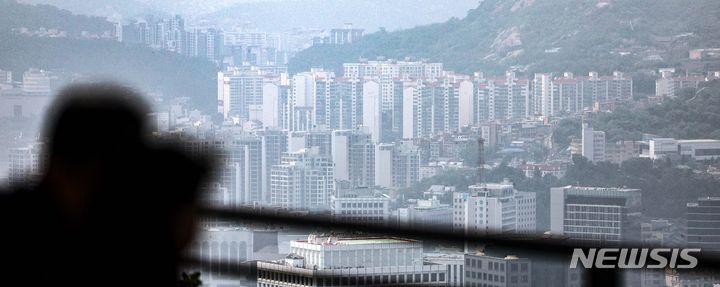 [서울=뉴시스] 김선웅 기자 = 아파트 매수 심리가 살아나고 거래가 증가하면서 서울·수도권 아파트 가격 상승 폭이 커지고 있다. 한국부동산원 7월 둘째 주 주간 아파트 가격 동향에 따르면 이번주 서울 아파트 매매가격은 지난 주 대비 0.24% 상승했다. 이는 2018년 9월 셋째 주 0.26% 상승 이후 5년 10개월 만에 가장 큰 상승 폭이다. 11일 서울 시내 아파트 단지의 모습. 2024.07.11. mangusta@newsis.com