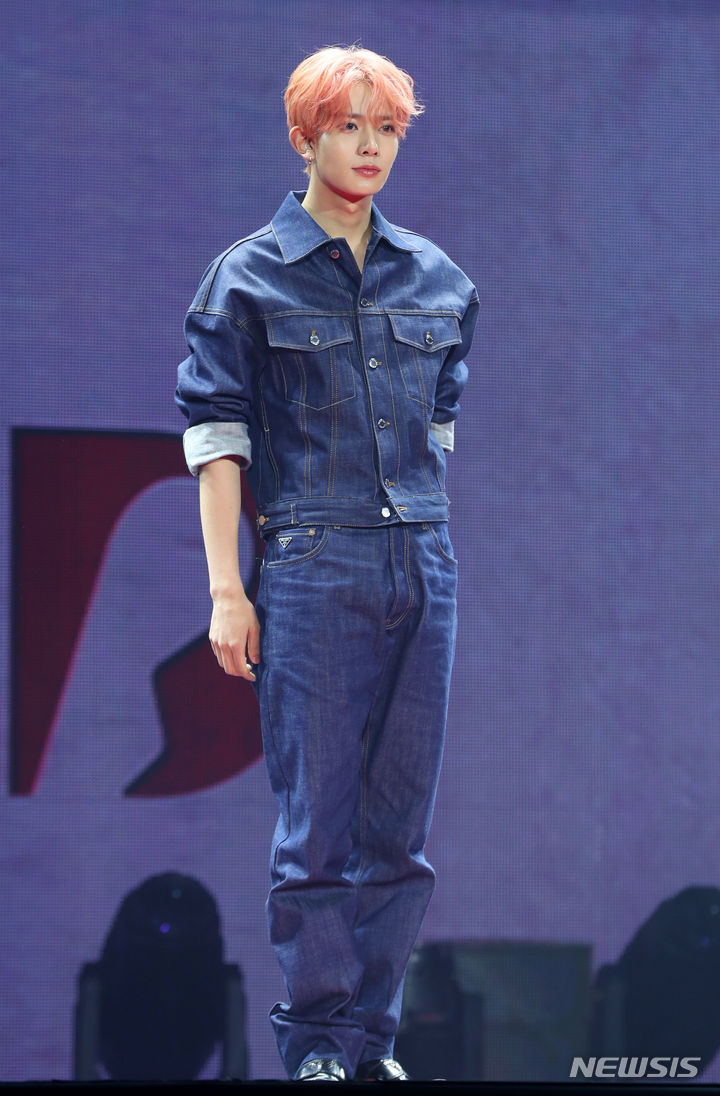 [서울=뉴시스] 김혜진 기자 = 그룹 엔하이픈 희승이 11일 오후 서울 송파구 SK핸드볼경기장에서 열린 두 번째 정규앨범 '로맨스 : 언톨드(ROMANCE : UNTOLD)' 발매 기념 쇼케이스에서 포즈를 취하고 있다.타이틀곡 '엑스오'(XO)는 소년의 마음을 로맨스 판타지로 풀어낸 팝 장르의 곡이다. 싱어송라이터 JVKE가 프로듀싱에 참여했다. 2024.07.11. jini@newsis.com