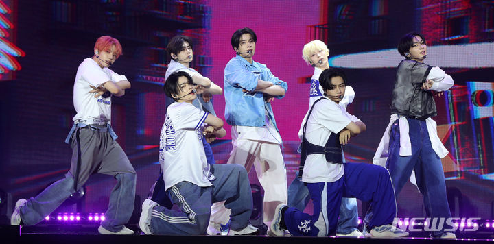 [서울=뉴시스] 김혜진 기자 = 그룹 엔하이픈이 11일 오후 서울 송파구 SK핸드볼경기장에서 열린 두 번째 정규앨범 '로맨스 : 언톨드(ROMANCE : UNTOLD)' 발매 기념 쇼케이스에서 무대를 선보이고 있다. 타이틀곡 '엑스오'(XO)는 소년의 마음을 로맨스 판타지로 풀어낸 팝 장르의 곡이다. 싱어송라이터 JVKE가 프로듀싱에 참여했다. 2024.07.11. jini@newsis.com