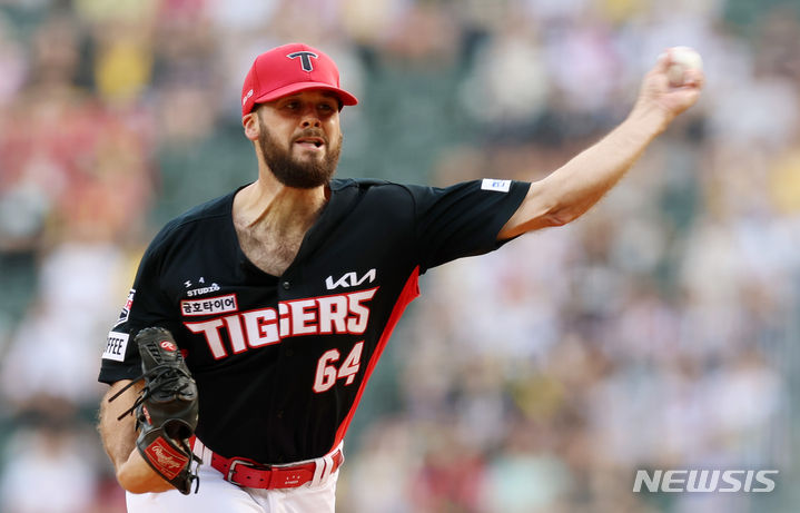 [서울=뉴시스] 이영환 기자 = 11일 오후 서울 송파구 잠실야구장에서 열린 2024 KBO리그 KIA 타이거즈 대 LG 트윈스의 경기, 1회말 KIA 선발 알드레드가 공을 던지고 있다. 2024.07.11. 20hwan@newsis.com