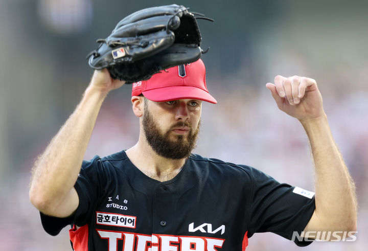 [서울=뉴시스] 이영환 기자 = 11일 오후 서울 송파구 잠실야구장에서 열린 2024 KBO리그 KIA 타이거즈 대 LG 트윈스의 경기, 3회말 수비를 마친 KIA 선발 알드레드가 덕아웃으로 들어가고 있다. 2024.07.11. 20hwan@newsis.com