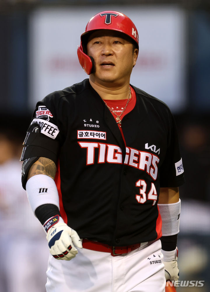 [서울=뉴시스] 이영환 기자 = 11일 오후 서울 송파구 잠실야구장에서 열린 2024 KBO리그 KIA 타이거즈 대 LG 트윈스의 경기, 5회초 2사 1,2루에서 KIA 최형우가 삼진 아웃 당한 후 아쉬워 하고 있다. 2024.07.11. 20hwan@newsis.com