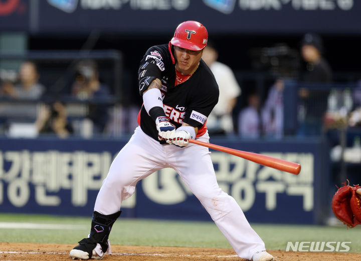 [서울=뉴시스] 이영환 기자 = 11일 오후 서울 송파구 잠실야구장에서 열린 2024 KBO리그 KIA 타이거즈 대 LG 트윈스의 경기, 5회초 2사 1,2루에서 KIA 최형우가 삼진 아웃 당하고 있다. 2024.07.11. 20hwan@newsis.com