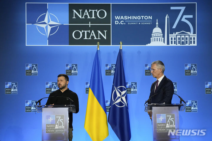 [워싱턴=AP/뉴시스] 지난해 7월11일(현지 시간) 볼로디미르 젤렌스키 우크라이나 대통령(왼쪽)과 옌스 스톨텐베르그 당시 나토 사무총장이 미 워싱턴DC에서 열린 나토 75주년 정상회의에서 공동 기자회견을 하고 있다. 2025.06.12. 