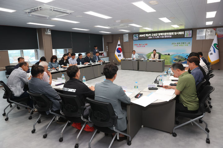 [고성(경남)=뉴시스] 신정철 기자= 경남 고성군(군수 이상근)은 지난 11일 고성군청 중회의실에서 '2024년 고성군 정책자문위원회 임시회의'를 개최, 오는 10월 2일부터 11월 3일까지 33일간 당항포관광지에서 개최되는 '2024경남고성공룡세계엑스포'가 주요 안건으로 다뤄졌다.(사진=고성군 제공).2024.07.12. photo@newsis.com *재판매 및 DB 금지