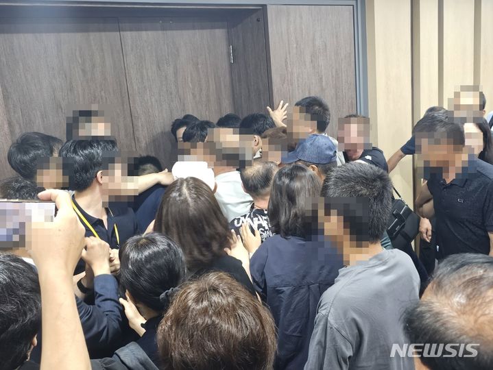 [화성=뉴시스] 문영호 기자 = 9일 화성공장화재 희생자 유가족과 대책위 등이 화성시장 집무실 진입을 시도하며 이를 막아 선 공직자들을 밀어내고 있다.2024.07.12.sonanom@newsis.com