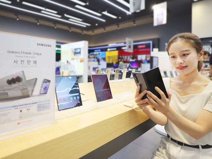 [서울=뉴시스] 롯데하이마트는 오는 18일까지 전국 330여개 매장과 온라인쇼핑몰에서 삼성전자 '갤럭시Z 폴드·플립6' 사전 예약을 진행한다고 12일 밝혔다. (사진=롯데하이마트 제공) *재판매 및 DB 금지