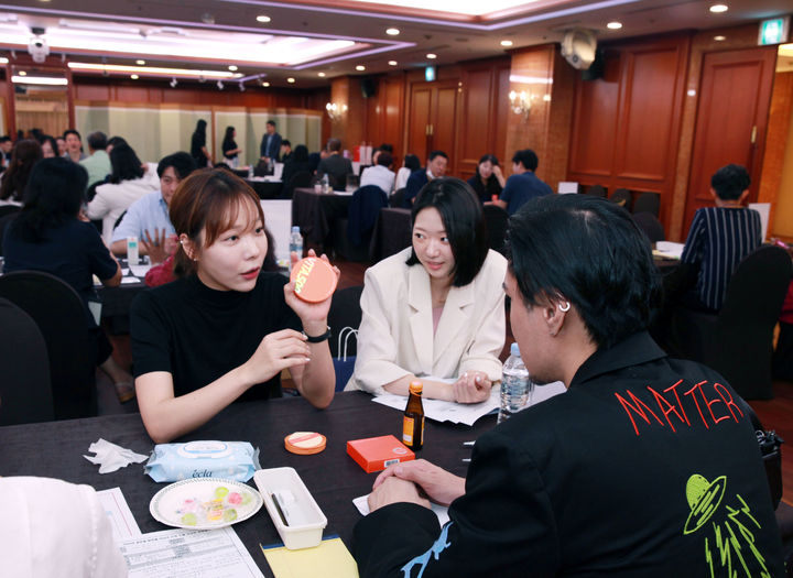 [서울=뉴시스] NS홈쇼핑이 지난 11일 명동 세종호텔에서 진행된 '글로벌 화장품 바이어 초청 수출 상담회'에 뷰티 협력사들과 함께 참여했다고 12일 밝혔다. (사진=NS홈쇼핑 제공) *재판매 및 DB 금지