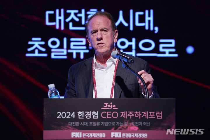 [제주=뉴시스]존 퀸 퀸 엠마누엘 대표가 12일 제주 롯데호텔에서 열린 ‘2024 한경협 CEO 제주하계포럼’에 참석해 '국제 소송에서 이긴 한국 기업의 사례로 배우는 비즈니스 전략'을 주제로 발표하고 있다. (사잔=한경협 제공) photo@newsis.com