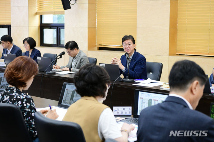 [안산=뉴시스] 이민근 안산시장이 12일 간부회의에서 중심지역관서제도에 대한 주민의견 수렴 등을 지시하고 있다.(사진=안산시 제공)2024.07.12.photo@newsis.com