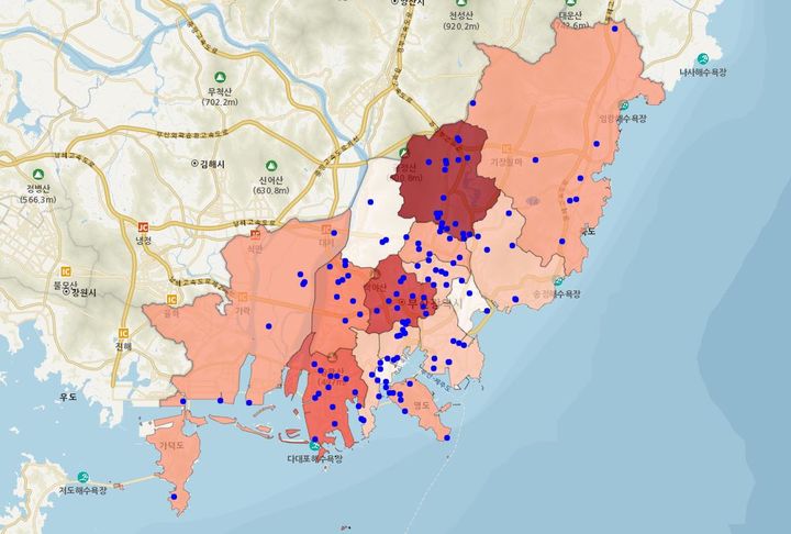 [부산=뉴시스] 부산지역 온열질환 환자 분포. 빨강색이 짙을수록 환자 발생 건수 높으며, 파란점은 온열질환자. (사진=부산소방재난본부 제공) *재판매 및 DB 금지