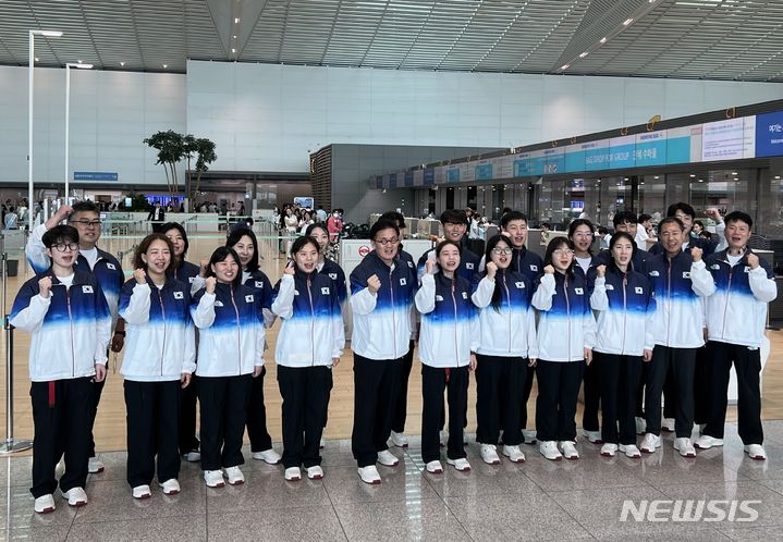 [인천공항=뉴시스] 하근수 기자= 대한민국 사격 국가대표팀이 12일 오전 인천국제공항 제2여객터미널에서 2024 파리 올림픽 출전을 위해 출국하기 전 단체 사진을 촬영하고 있다. 2024. 7. 12. hatriker22@newsis.com 