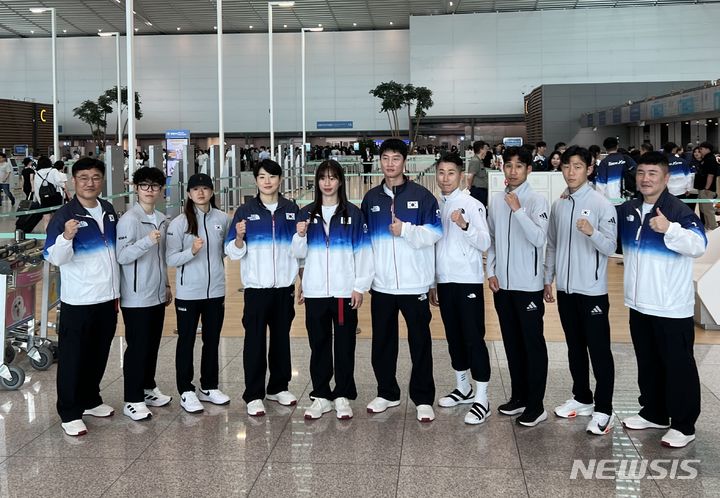 [인천공항=뉴시스] 하근수 기자= 대한민국 복싱 국가대표팀이 12일 오전 인천국제공항 제2여객터미널에서 2024 파리 올림픽 출전을 위해 출국하기 전 단체 사진을 촬영하고 있다. 2024. 7. 12. hatriker22@newsis.com 