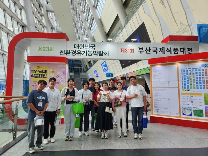 [밀양=뉴시스] 청년 농업인 커뮤니티 활성화 참여자들이 박람회장을 견학하고 있다. (사진=밀양시 제공) 2024.07.14. photo@newsis.com *재판매 및 DB 금지