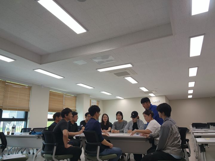 [밀양=뉴시스] 청년 농업인 커뮤니티 활성화 참여자들이 내부 토론회를 하고 있다. (사진=밀양시 제공) 2024.07.14. photo@newsis.com *재판매 및 DB 금지