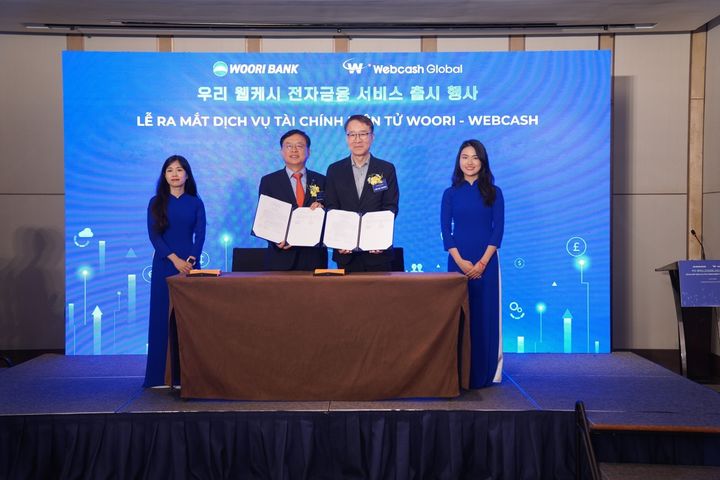 9일 베트남 하노이 롯데호텔에서 열린 '베트남 전자금융 서비스' 출시 행사에서 박종일 베트남우리은행 법인장(왼쪽)과 이실권 웹케시글로벌 대표가 기념사진을 촬영하고 있다.(사진=우리은행 제공) *재판매 및 DB 금지