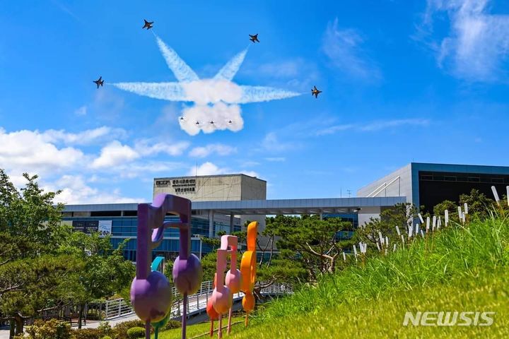 [경기 광주=뉴시스] 블랙이글스 에어쇼의 한 장면. (사진=경기 광주시 제공) 2024.07.12. photo@newsis.com 