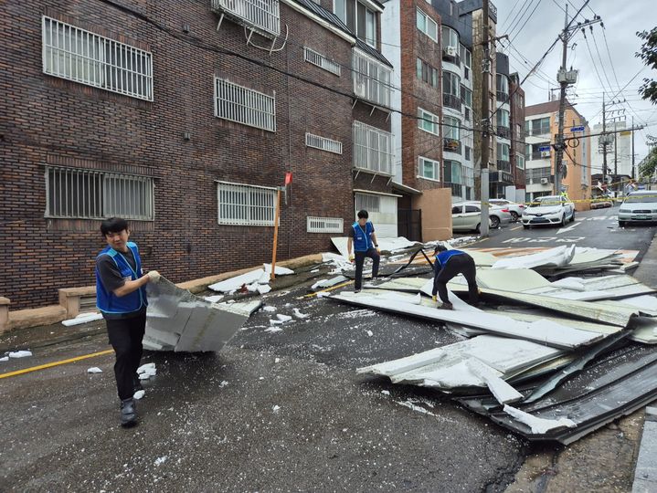 [대구=뉴시스] 10일 새벽 대구에 호우경보가 발효된 가운데 강하고 많은 비로 인해 남구 현충로 대명1동의 한 다세대주택 지붕판넬이 떨어졌다. (사진=대구시 남구 제공) 2024.07.12. photo@newsis.com *재판매 및 DB 금지