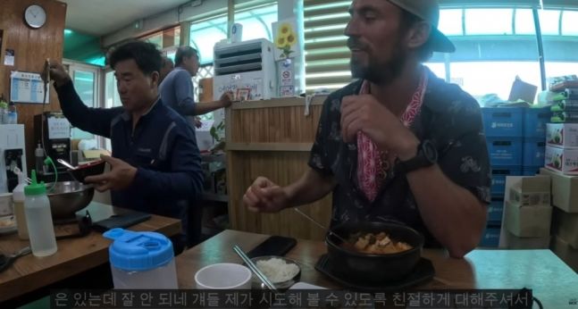 [서울=뉴시스] 또 식당에 방문하자 옆자리에 앉아 있던 남성이 자신이 시킨 냉면을 덜어줘 나눠 먹었다(사진= 유튜브 갈무리) *재판매 및 DB 금지