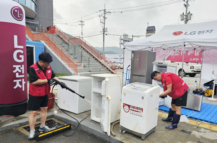 [서울=뉴시스]LG전자 서비스 매니저가 전라북도 완주군 운주면에 마련한 임시 서비스 거점에서 침수된 가전을 수리하고 있다. (사진 = 업체 제공) 2024.07.12. photo@newsis.com  *재판매 및 DB 금지