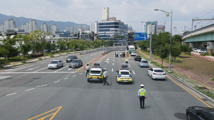 [양산=뉴시스] 양산경찰서와 양산시가 여름철 집중호우와 태풍에 대비해 증산역 지하차도 안전점검을 하고 있다. (사진=양산경찰서 제공) 2024.07.12. photo@newsis.com *재판매 및 DB 금지