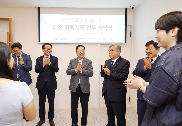 [대전=뉴시스]대전시는 12일 희망디딤돌 대전센터에서 이장우 대전시장, 박승희 삼성전자 사장, 강도묵 대전세종충남경영자총협회장, 양승연 대전자립지원전담기관장이 참석한 가운데 ‘대전 자립준비청년 취업지원 업무협약’을 맺었다. 2024. 07. 12  *재판매 및 DB 금지