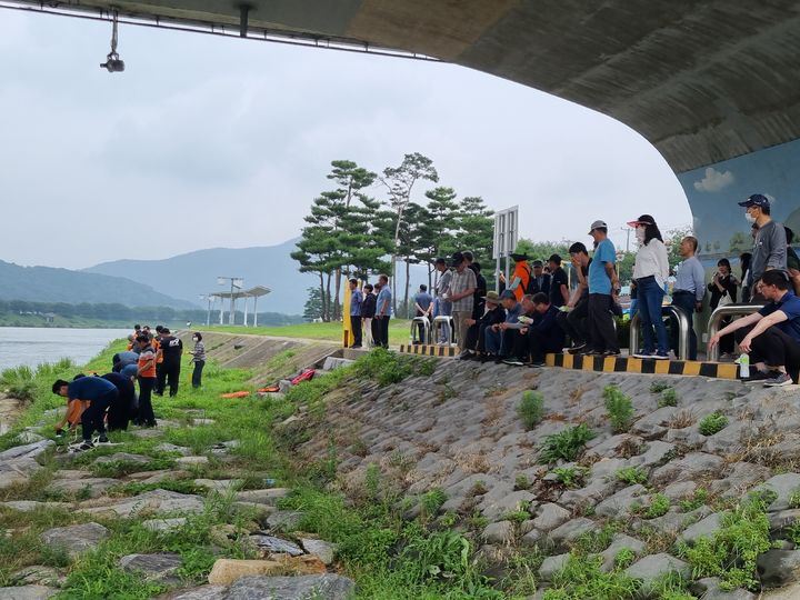 [밀양=뉴시스] 밀양시가 물놀이 안전관리요원 교육을 하고 있다. (사진=밀양교육지원청 제공) 2024.07.12. photo@newsis.com *재판매 및 DB 금지