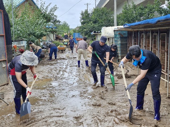 [영동=뉴시스] 12일 수해를 입은 충북 영동군의 한 마을에서 군청 직원이 복구 작업에 나서고 있다. (사진=영동군 제공) 2024.07.012. photo@newsis.com *재판매 및 DB 금지