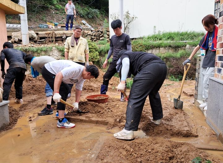 [영동=뉴시스] 12일 수해를 입은 충북 영동군의 한 마을에서 군청 직원이 복구 작업에 나서고 있다. (사진=영동군 제공) 2024.07.12. photo@newsis.com *재판매 및 DB 금지